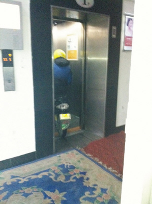 电动自行车搭乘电梯上下楼 大多小区欲禁却难止