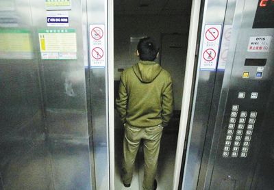 小贴纸占领电梯门，大家还说好？是的你没看错！